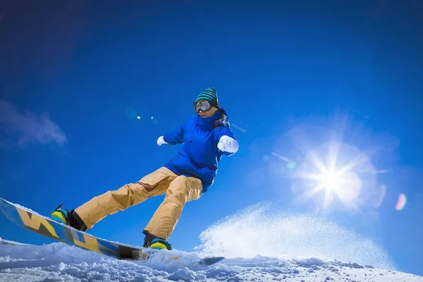 Δραστήριος άνδρας σε ένα snowboard — Φωτογραφία Αρχείου
