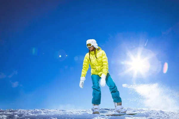 Активная женщина на сноуборде — стоковое фото