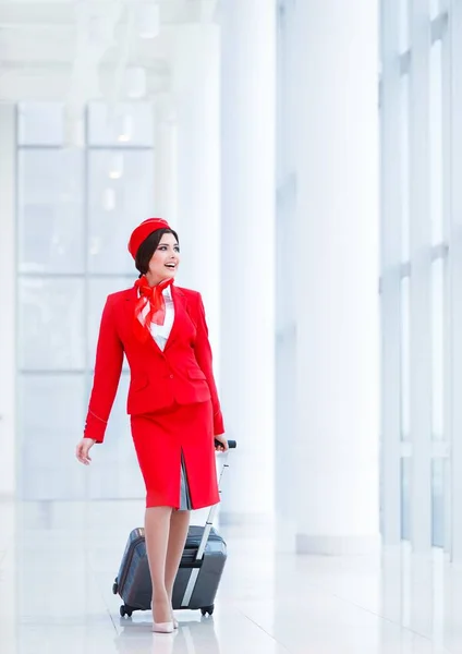 Lächelnde Stewardess drinnen — Stockfoto