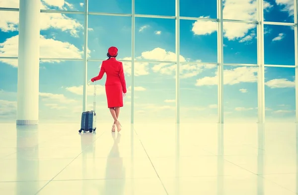 Stewardess im Flughafen — Stockfoto
