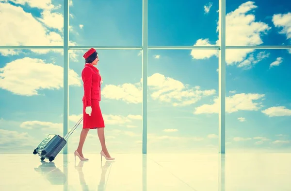 Caminante mujer en aeropuerto — Foto de Stock