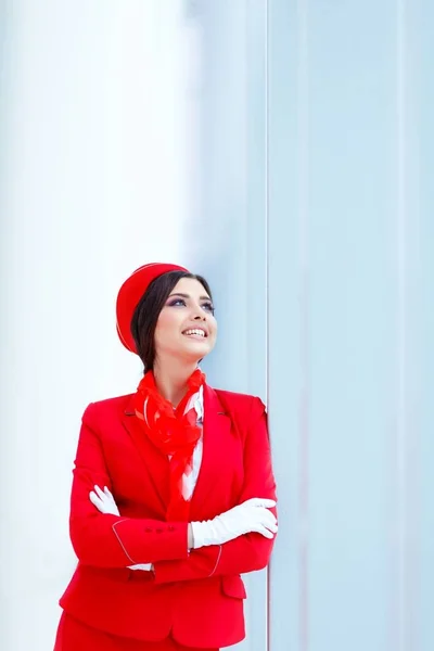 Mulher sorridente dentro de casa — Fotografia de Stock