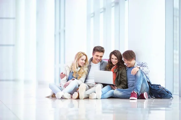 Estudiantes con laptop — Foto de Stock