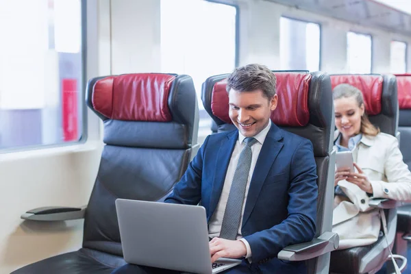 Mladý podnikatel ve vlaku — Stock fotografie