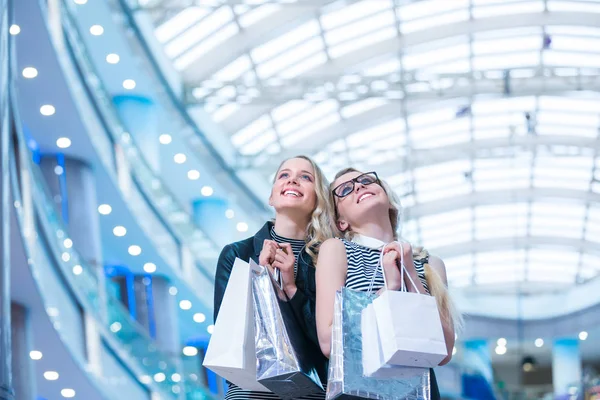 Unga kvinnor med shopping väska — Stockfoto