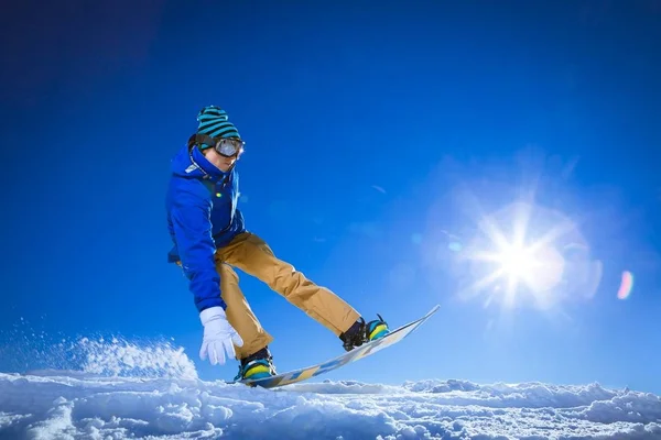 Actieve man met snowboards — Stockfoto