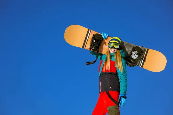 Souriante fille en plein air — Photo