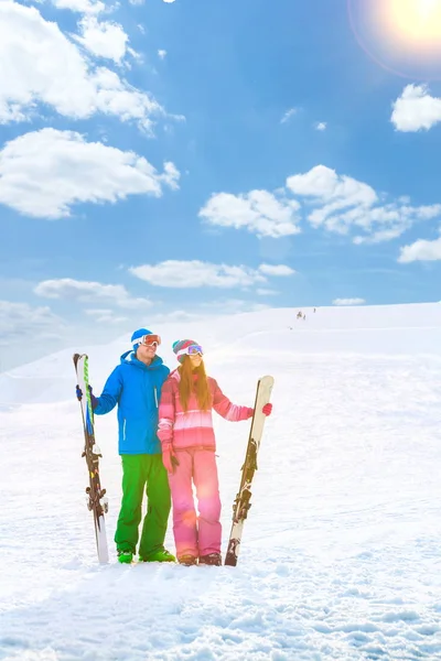 Couple souriant sur une montagne — Photo