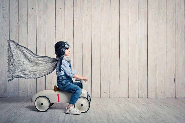 Kindje met een auto — Stockfoto