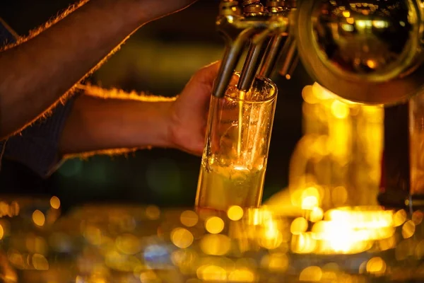 Male hand poured beer — Stock Photo, Image