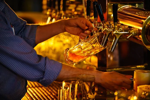 Arbetar bartender inomhus — Stockfoto