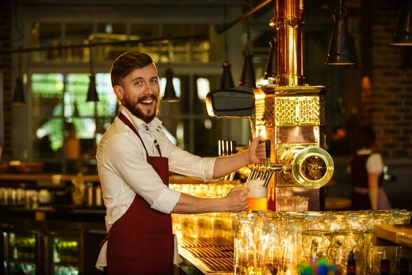 Werkende man binnenshuis — Stockfoto