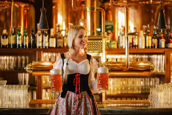 Lächelnde Frau drinnen — Stockfoto