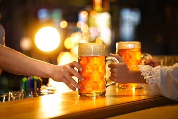 Tazas de cerveza en interiores —  Fotos de Stock