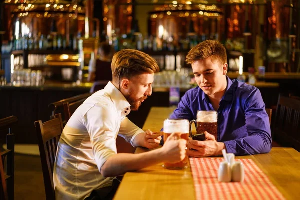 Jovens em um pub — Fotografia de Stock