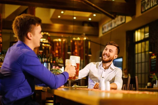 Männer mit Bier — Stockfoto