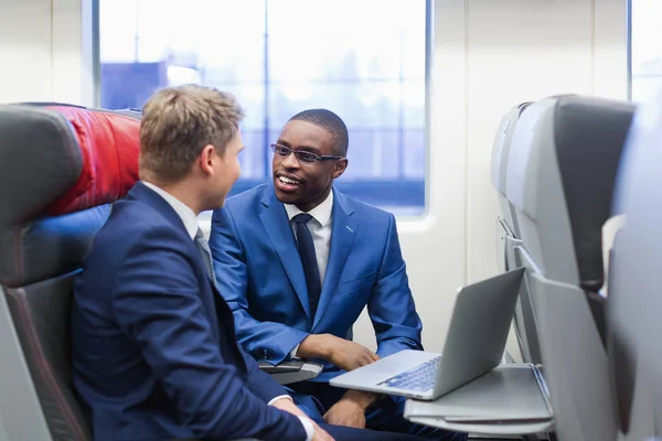 Zakenreis in een trein — Stockfoto