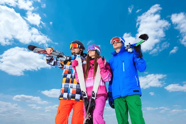 Jongeren met ski 's — Stockfoto