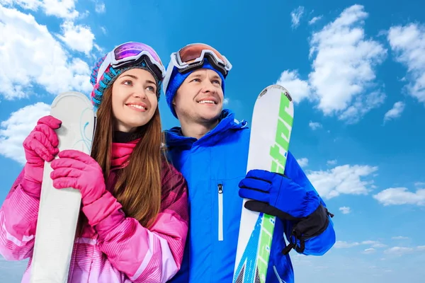 Улыбающаяся пара с лыжами — стоковое фото