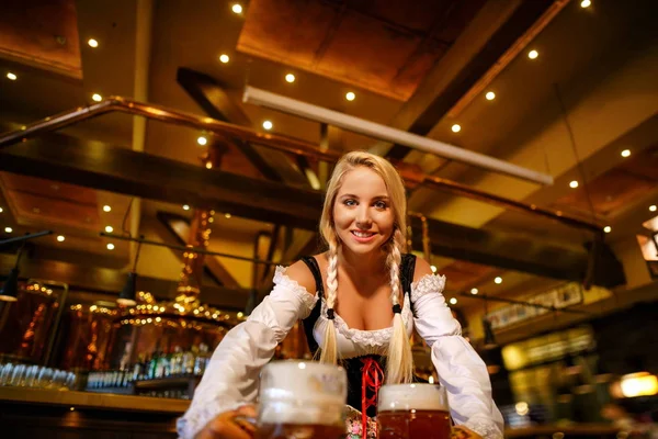 Szczęśliwy kelner pomieszczeniu — Zdjęcie stockowe