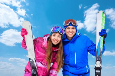 açık havada çift gülümsüyor