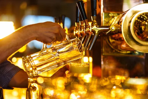 Mão masculina derramou cerveja — Fotografia de Stock