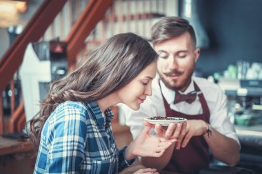 Genç insanlar kapalı