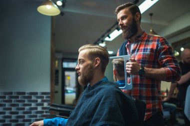 Genç müşteri berber dükkanı olarak