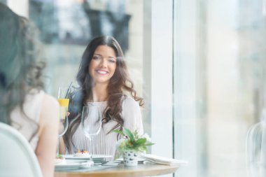 Kafede güzel bir kadın