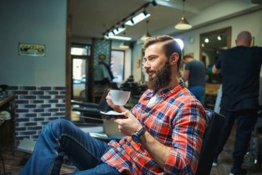 Berber dükkanındaki adam.