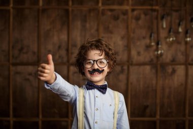 Bir yay ile boy gülümseyerek