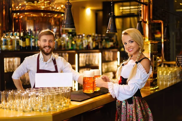 Persone che lavorano al chiuso — Foto Stock