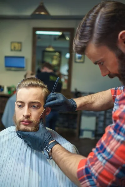 Människor i frisersalong — Stockfoto