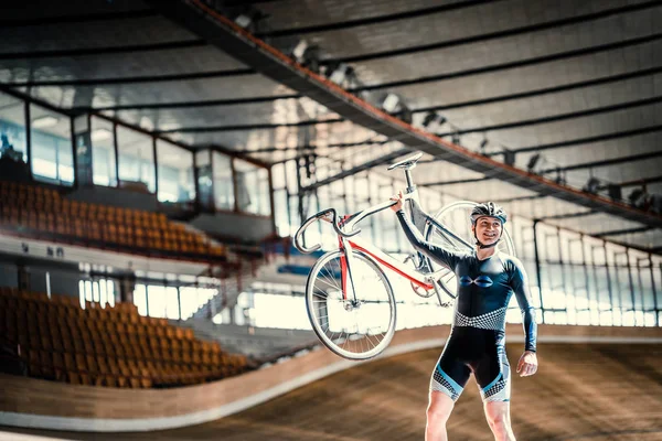 Atleet met een fiets — Stockfoto