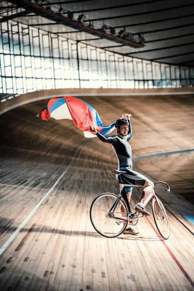 Ung cyklist med en flagga — Stockfoto