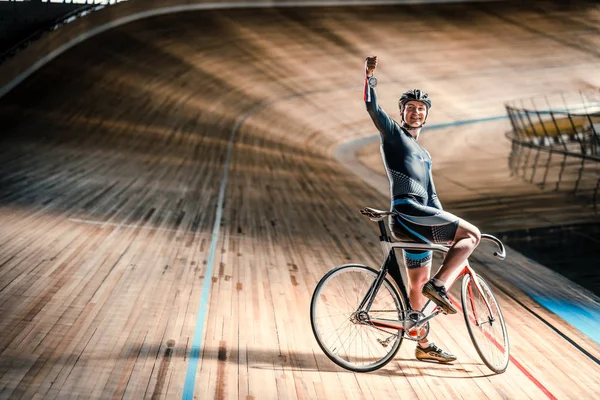 자전거 경기장에서 남자 — 스톡 사진