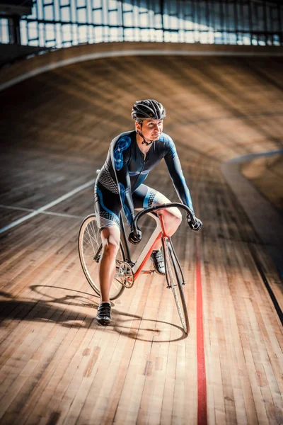 Спортсмен с велосипедом — стоковое фото