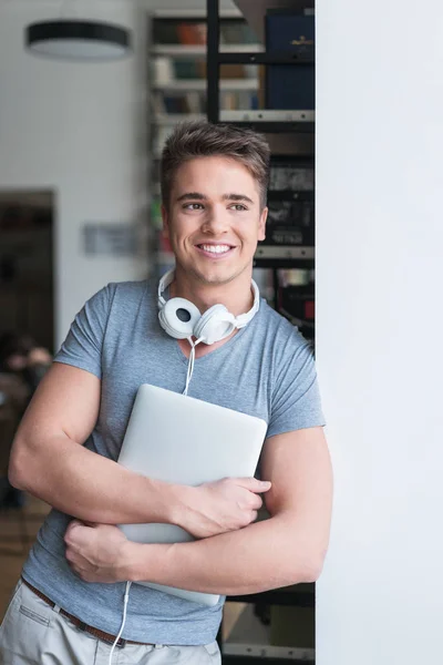 Adolescente en una biblioteca — Foto de Stock