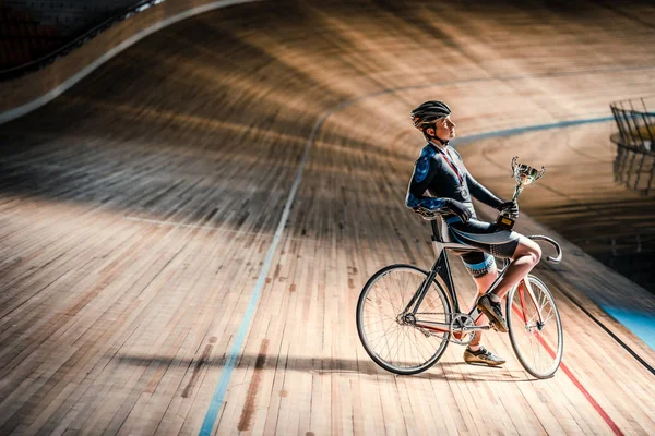 Sportler mit Fahrrad — Stockfoto