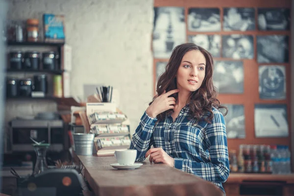 Mooie vrouw binnenshuis — Stockfoto