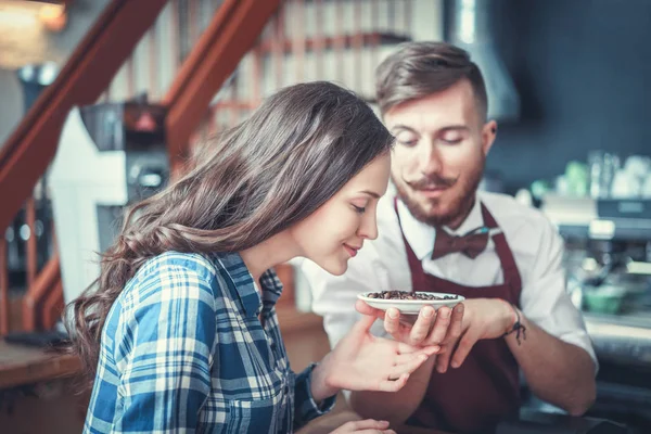 Jeunes à l'intérieur — Photo