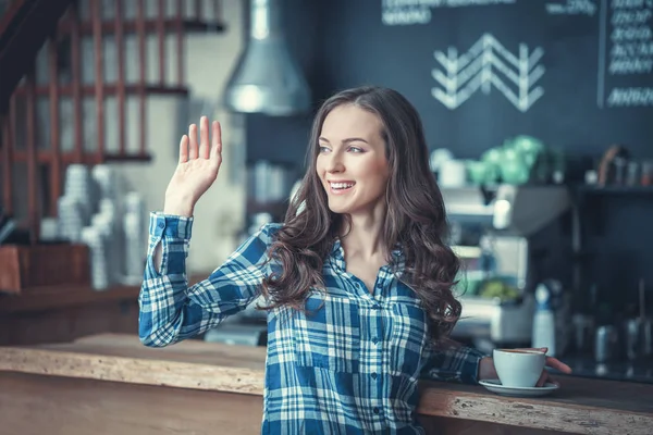 Glückliche Frau drinnen — Stockfoto