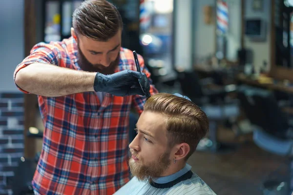 Cliente com cabeleireiro — Fotografia de Stock