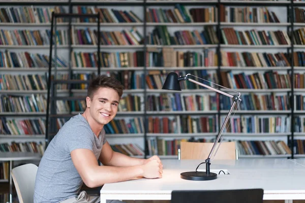 Studente con libro — Foto Stock