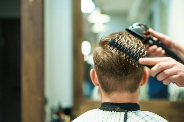 Hombre en peluquería —  Fotos de Stock