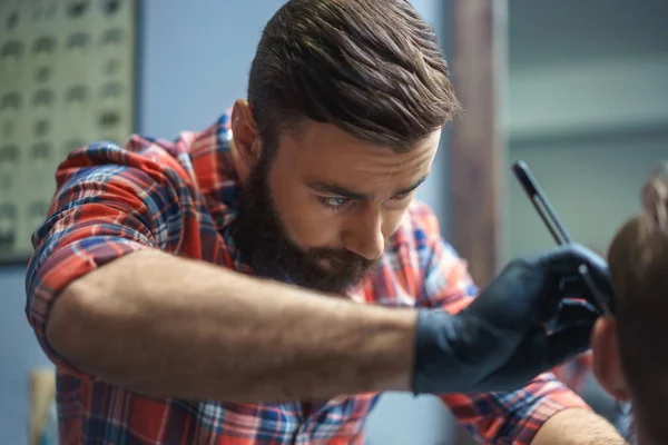 Profissional na barbearia — Fotografia de Stock