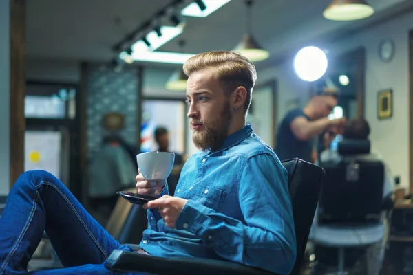 Hipster en la peluquería —  Fotos de Stock