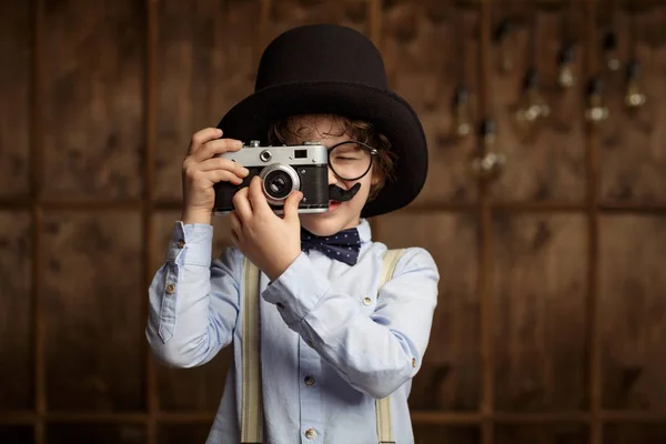 カメラを持つ少年 — ストック写真