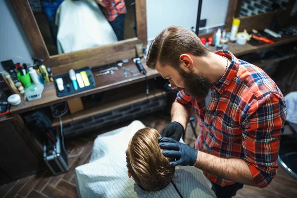 Serviço na barbearia — Fotografia de Stock