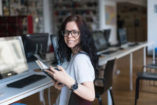 Gelukkige vrouw binnenshuis — Stockfoto